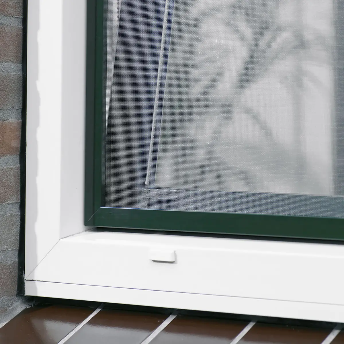 Diliskelesi liman ofisinde çelik raylı sürgülü sineklik